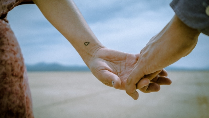 Micro-skinship là những cái chạm cực nhỏ, tinh tế như lướt nhẹ tay