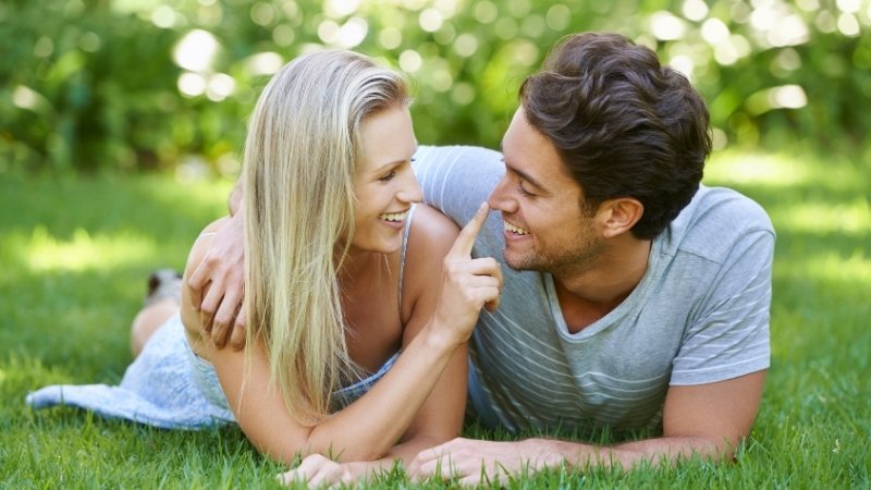 Ngôn ngữ cơ thể qua skinship giúp phá vỡ rào cản tâm lý và khẳng định sự quan tâm ngầm