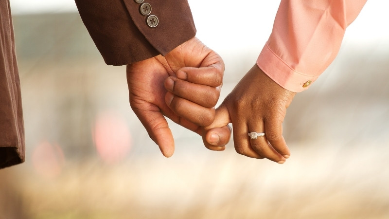 Hãy chọn thời điểm tự nhiên, bắt đầu từ những cái chạm nhẹ vào vùng an toàn