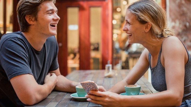 Coffee Date là buổi hẹn nhẹ nhàng, ít áp lực, giúp đôi bên dễ dàng trò chuyện