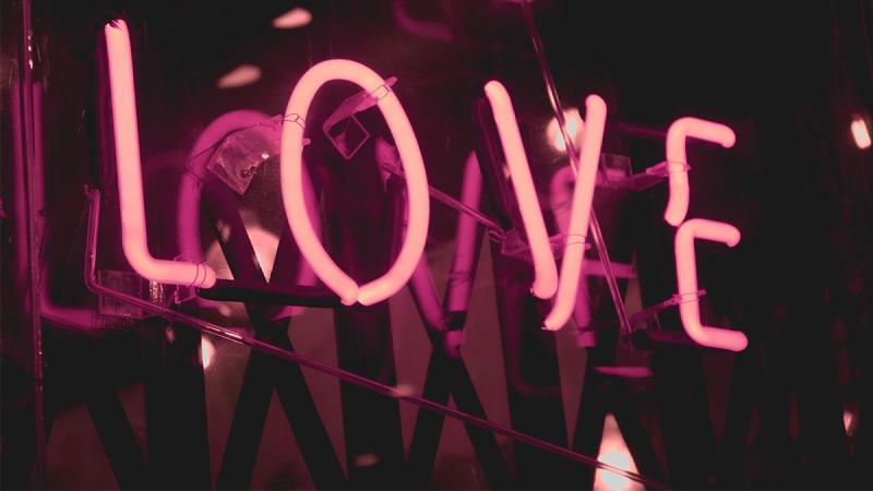 Hình nền Valentine với chữ Love 8