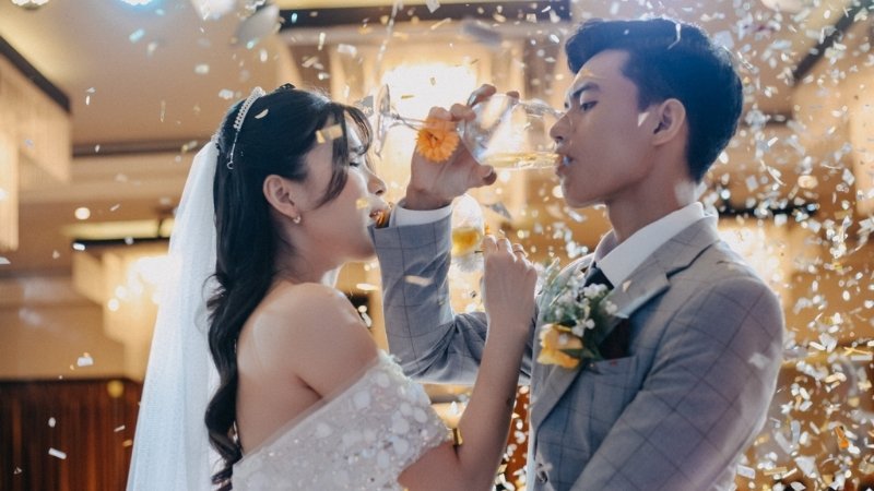 Tư thế đứng và cách cầm ly chuẩn