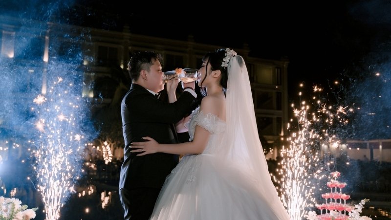 Trong bối cảnh hiện đại thì lễ hợp cẩn được đơn giản hóa thành nghi thức giao bôi