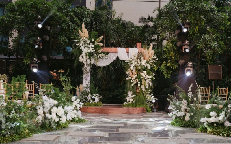 Cổng cưới phối màu đầy tinh tế