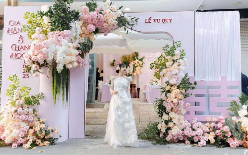 Cổng cưới từ các màu sắc hoa bắt mắt