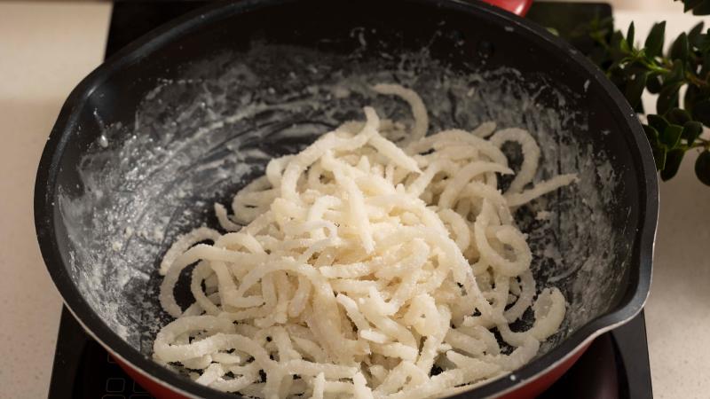 Đảo mứt nhẹ tay và liên tục khi đường kết tinh