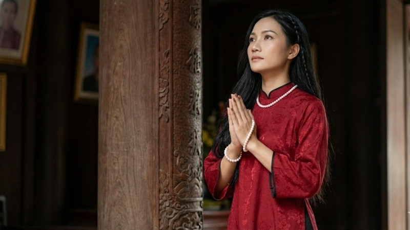 Áo dài đỏ đi cầu bình an