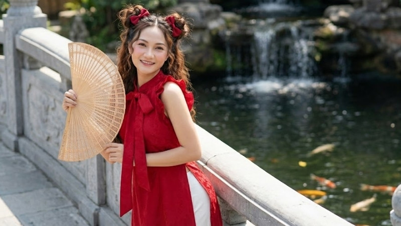 Áo dài cách tân trẻ trung với quạt tre