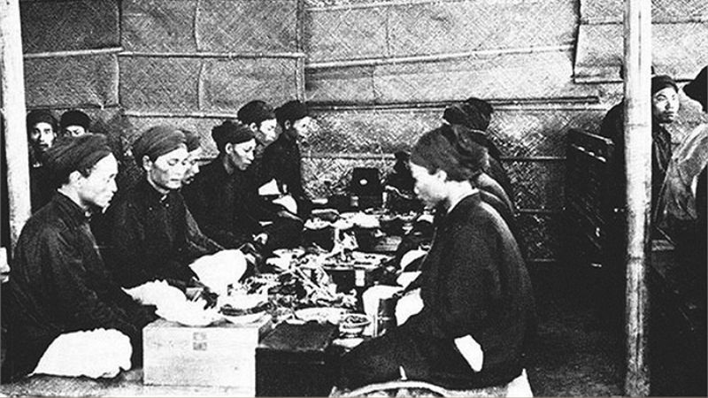 Sĩ tử trải qua thi Hương, Hội, Đình để nhận danh hiệu, được xướng danh và ban yến tiệc