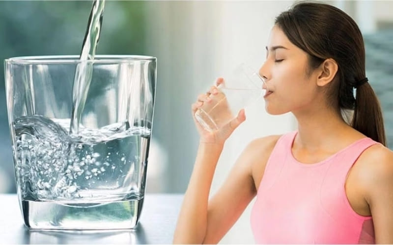 Uống đủ nước mỗi ngày giúp thanh lọc, kiểm soát cân nặng
