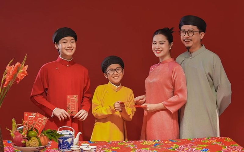 Tết 2026 nên mặc áo dài màu gì?