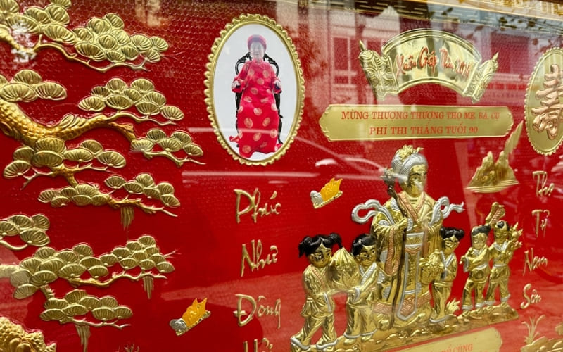 Khung ảnh lưu giữ khoảnh khắc mừng thọ đáng nhớ.