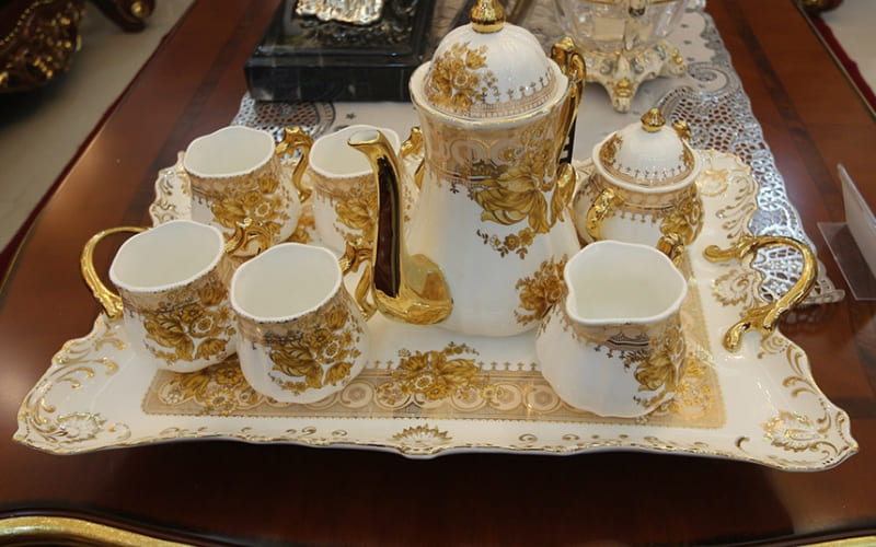 Ly chén mạ vàng tượng trưng phúc khí, sung túc.