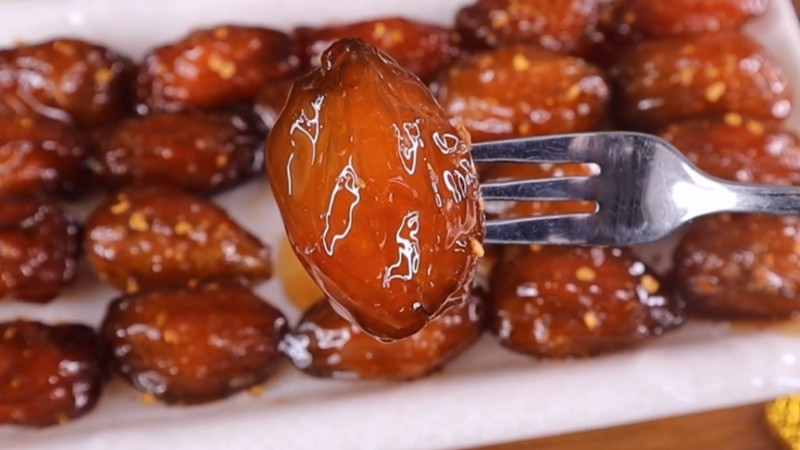 Thưởng thức mứt cóc cay