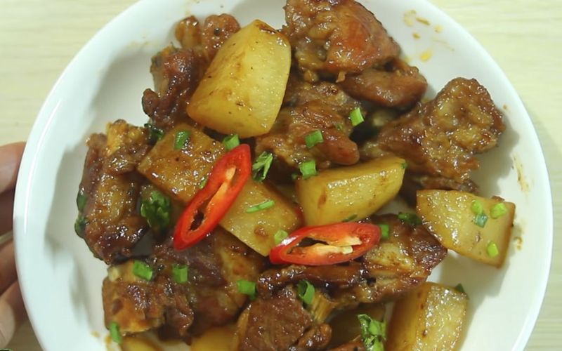 Cách làm sườn kho củ cải trắng đậm đà, thịt mềm thấm vị cực hao cơm