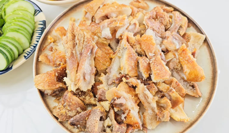 Cách làm má heo chiên giòn rụm, da nổ bì tanh tách lai rai cuối tuần