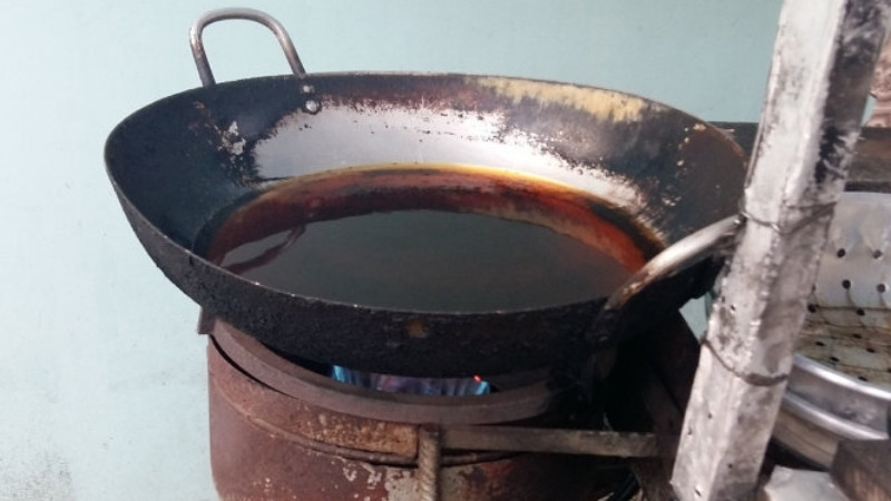 Dầu chuyển sang màu đen kịt