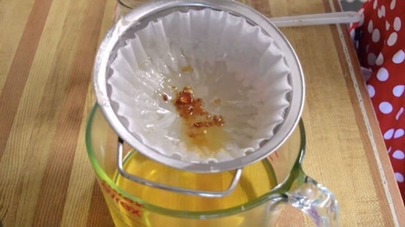 Lọc thủ công bằng giấy lọc dầu