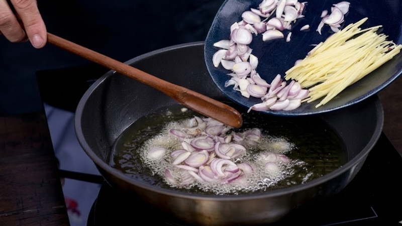 Khử mùi bằng dầu và hành tím