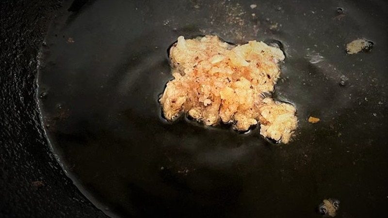 Tận dụng cơm nguội làm sạch dầu