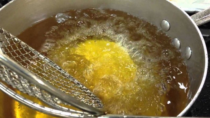 Chỉ nên tái sử dụng dầu tối đa 1 - 2 lần