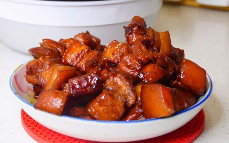 Chọn thịt sai và kho lửa lớn khiến thịt bị cứng