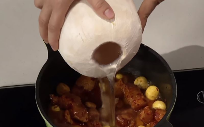 Cần thêm nước dừa, kho lửa nhỏ để giảm vị đắng