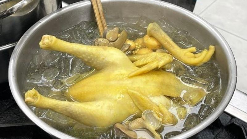 Cách làm da gà căng bóng, vàng đẹp sau khi luộc