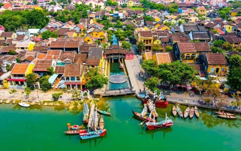 Phố cổ Hội An rực rỡ sắc xuân, đậm nét văn hóa truyền thống.