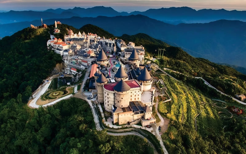 Bà Nà Hills gây ấn tượng với cảnh sắc như chốn bồng lai.