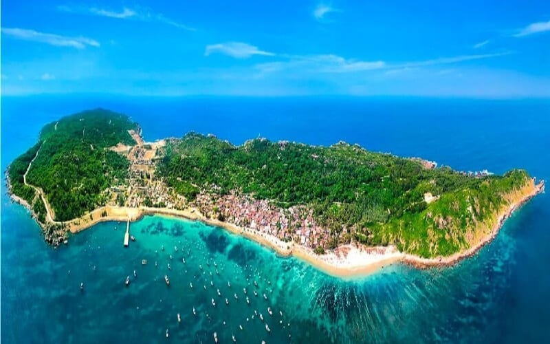 Cù Lao Chàm nổi bật với vẻ đẹp hoang sơ và biển đảo trong lành.