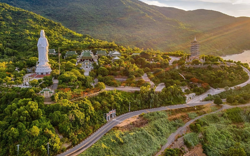 Chùa Linh Ứng mang đến không gian tâm linh thanh tịnh đầu xuân.