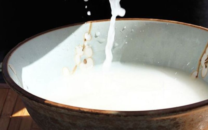 Nước vo gạo giúp khử hăng, giữ kiệu trắng giòn tự nhiên