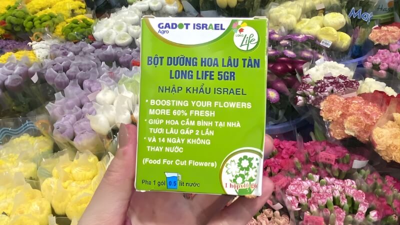 Dùng gói dưỡng hoa chuyên dụng