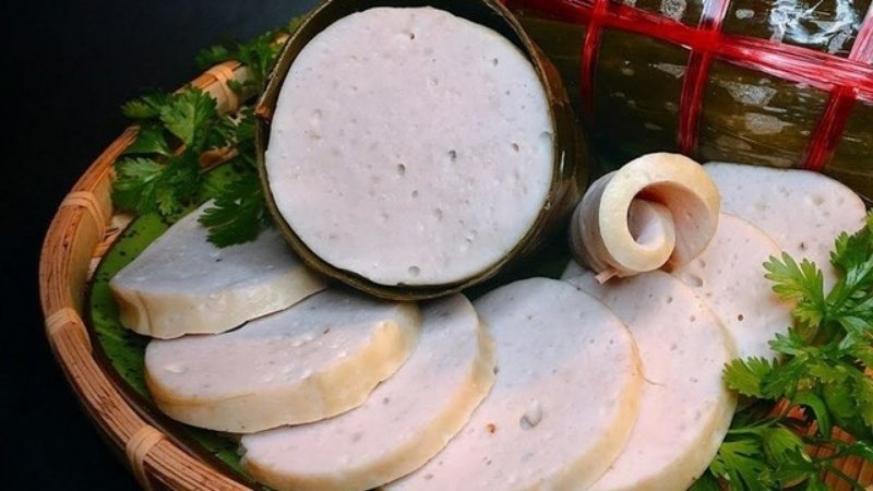 Giò chả bị thiu thường có mùi chua, bề mặt bị nhớt, chảy nước và xuất hiện nấm mốc lạ Giò chả bị thiu thường có mùi chua, bề mặt bị nhớt, chảy nước và xuất hiện nấm mốc lạ