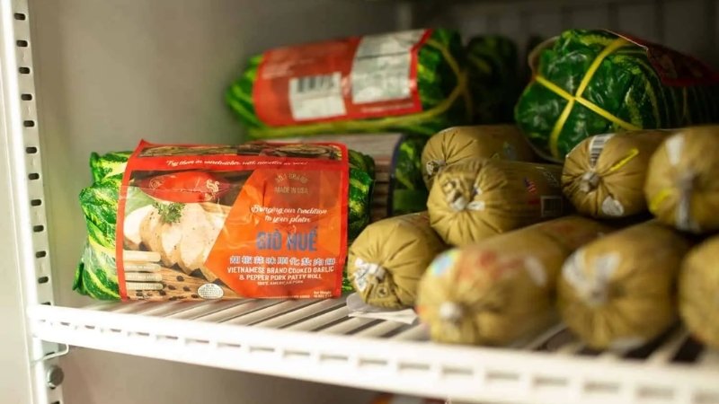 Nên bọc kín giò chả, bảo quản ở ngăn mát tủ lạnh hoặc cấp đông nếu muốn lưu trữ lâu ngày Nên bọc kín giò chả, bảo quản ở ngăn mát tủ lạnh hoặc cấp đông nếu muốn lưu trữ lâu ngày