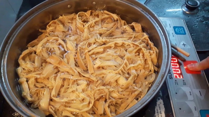 Không nên đậy vung kín khi luộc măng