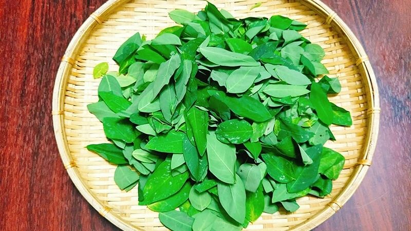 Luộc măng cùng lá rau ngót giúp khử đắng nhanh chóng và tạo vị thanh mát tự nhiên