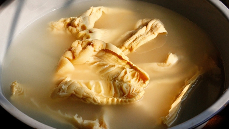 Ngâm măng với nước vôi trong giúp khử vị đắng của măng khổ và giữ được độ giòn ngon