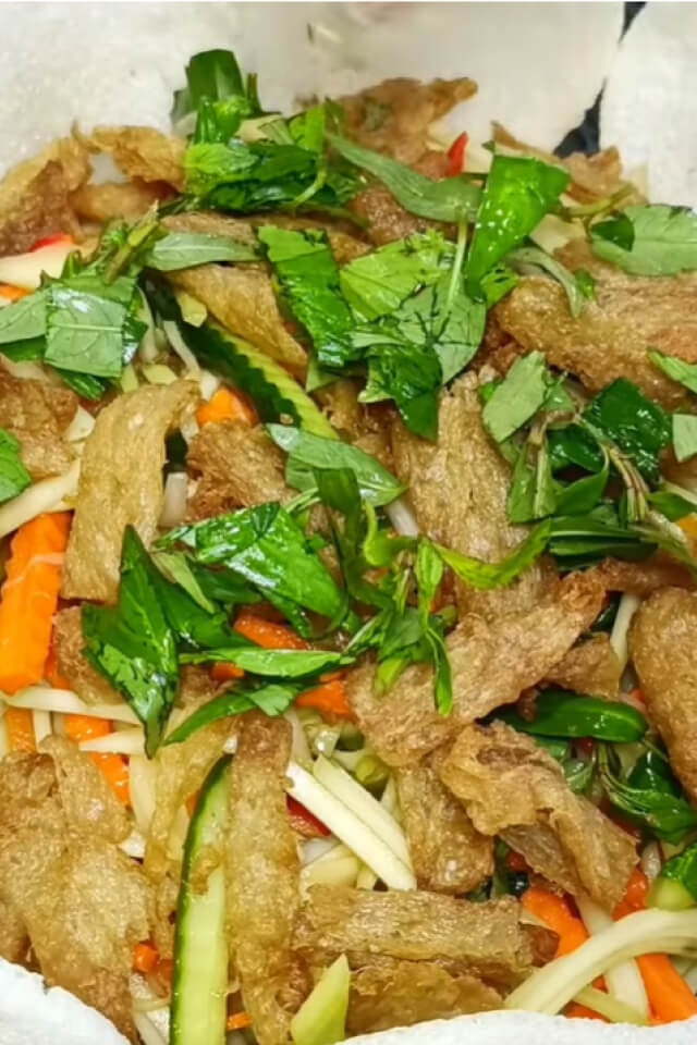 Tuyệt chiêu làm gỏi xoài sườn non chay chua ngọt, giòn rụm ăn là ghiền