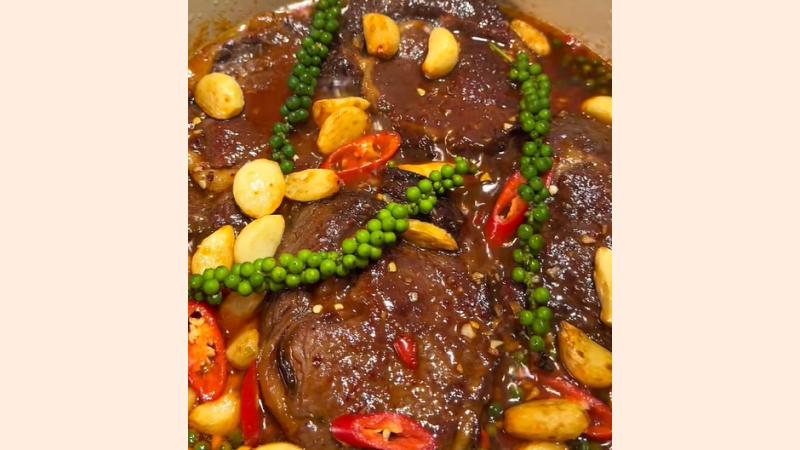 Thành phẩm món bò steak mắm nhĩ Thành phẩm món bò steak mắm nhĩ