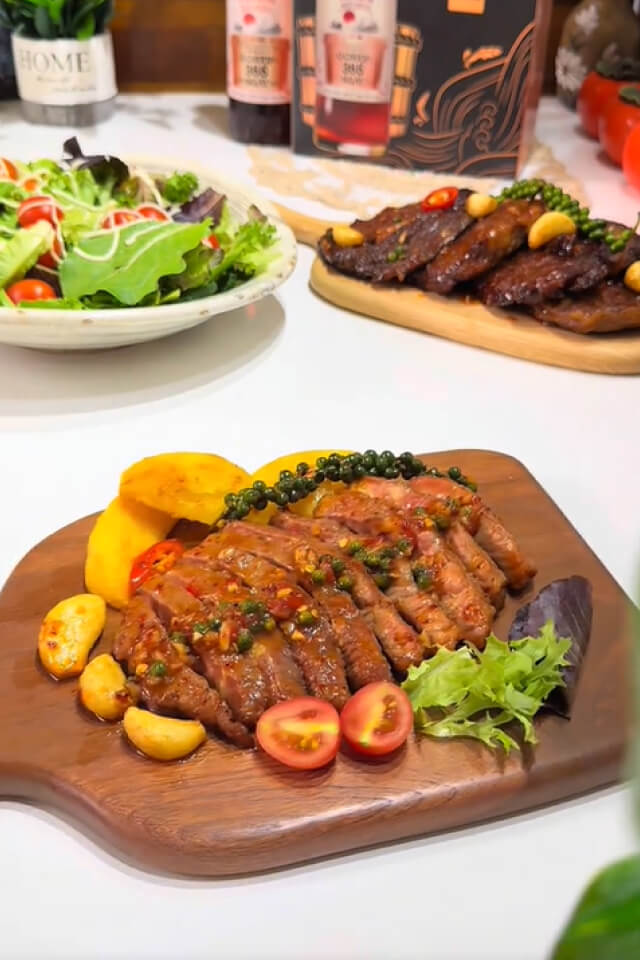 Cách làm bò steak mắm nhĩ mềm mọng, lạ miệng hương vị Việt