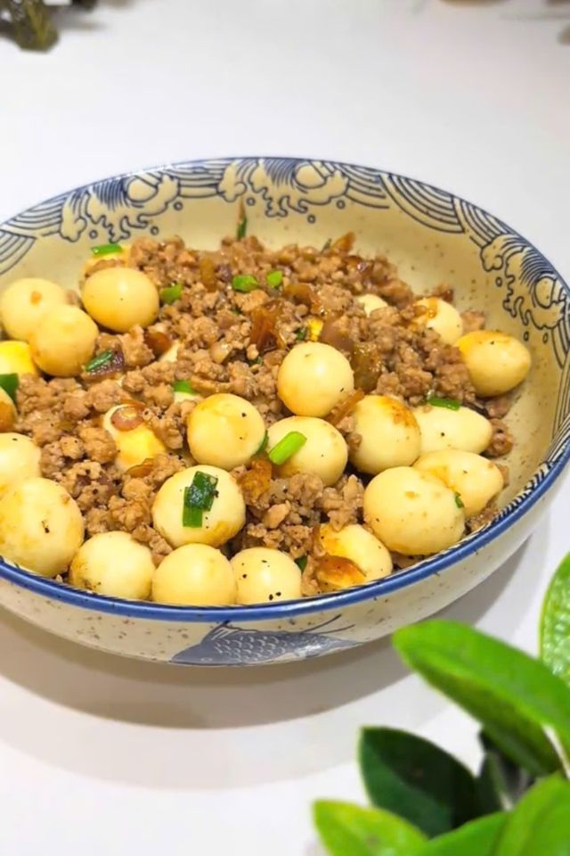 Cách làm thịt băm xào trứng cút sốt cà đậm đà, béo ngậy bé nào cũng mê