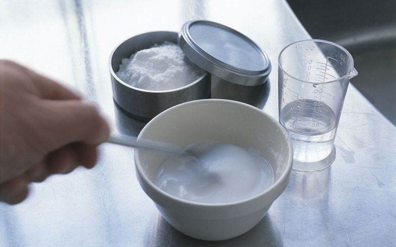 Baking soda làm mềm keo, dễ lau sạch bằng khăn