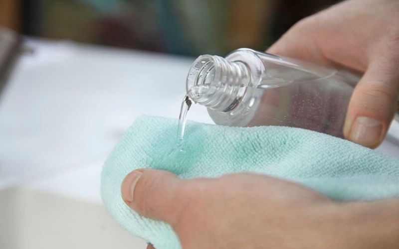 Cồn giúp làm mềm keo nhanh, lau sạch kính an toàn