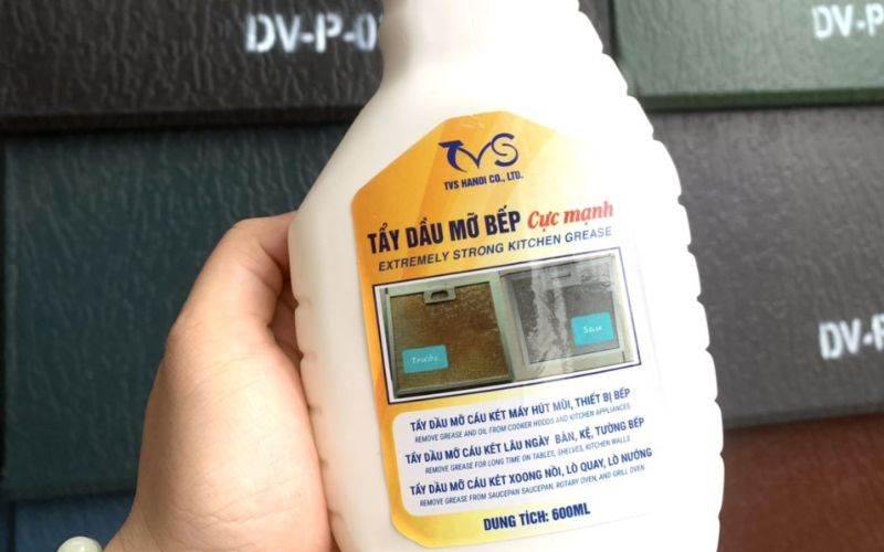 Dung dịch chuyên dụng làm bong keo cứng đầu trên kính