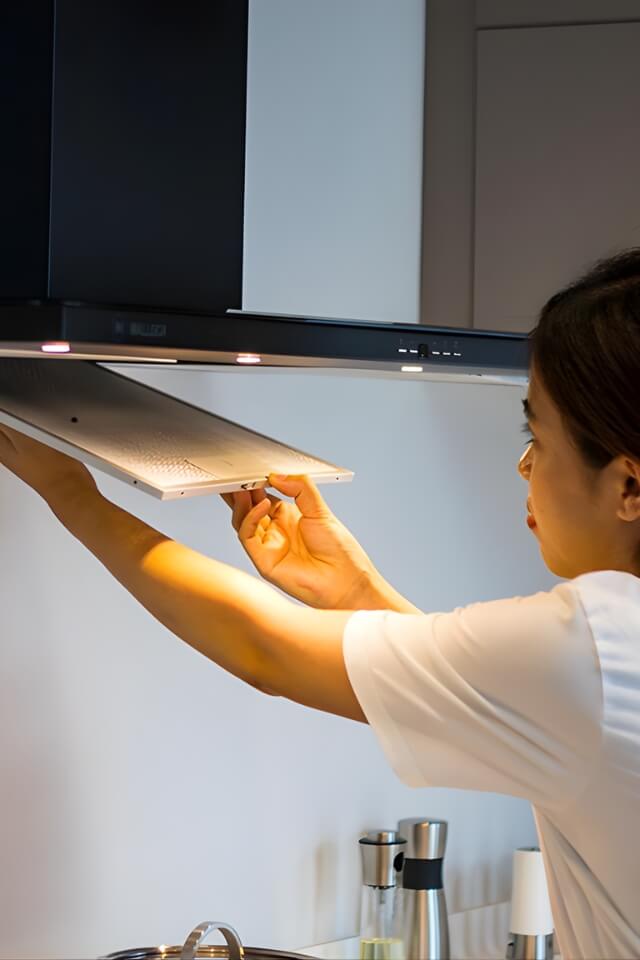 Mẹo tẩy vết dầu mỡ lâu ngày trên máy hút mùi, tường bếp hiệu quả