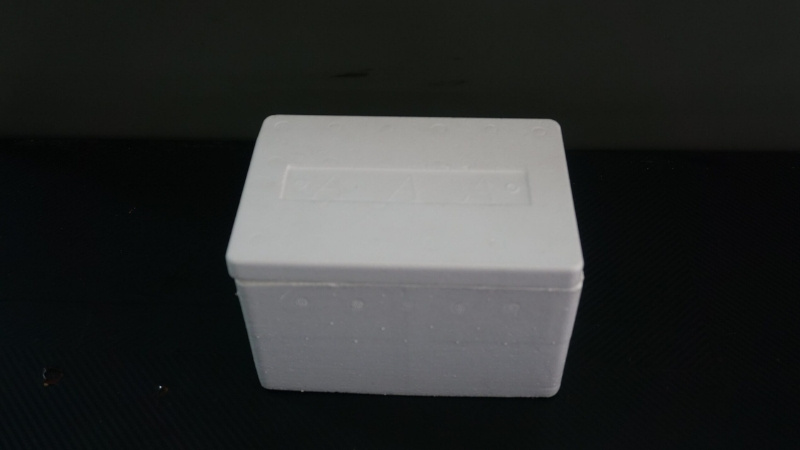 Cho chả giò lụa vào thùng xốp phủ đá Cho chả giò lụa vào thùng xốp phủ đá