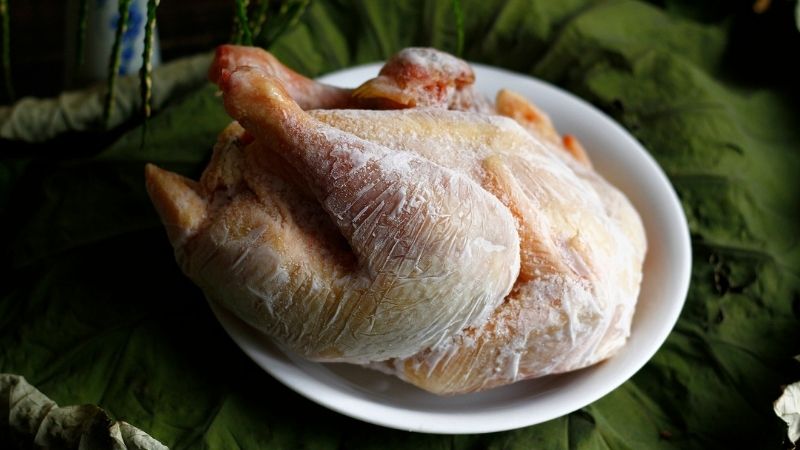 Tại sao gà luộc cấp đông thường bị khô và bở?
