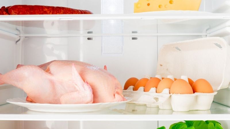 Nên bảo quản gà nguyên con hay chặt miếng?